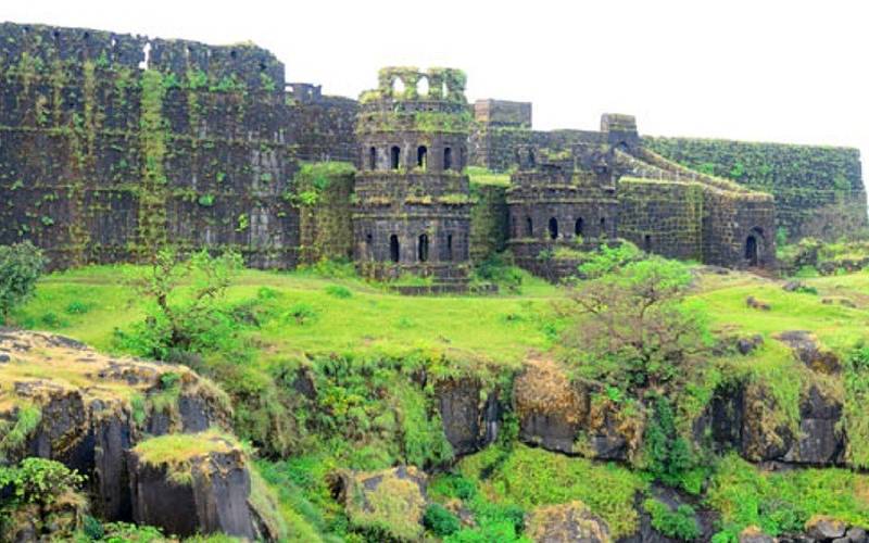 মহারাষ্ট্রের দুর্গ পর্যটন ও ট্রেকিংয়ের রোমাঞ্চকর গাইড: সহ্যাদ্রির বুক চিরে ইতিহাসের খোঁজ 5 রায়গড় দুর্গ