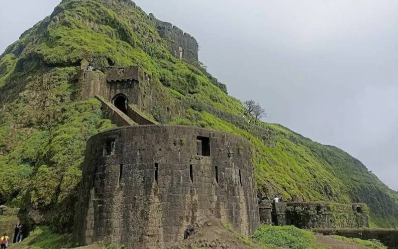 মহারাষ্ট্রের দুর্গ পর্যটন ও ট্রেকিংয়ের রোমাঞ্চকর গাইড: সহ্যাদ্রির বুক চিরে ইতিহাসের খোঁজ 6 লোহাগড় দুর্গ