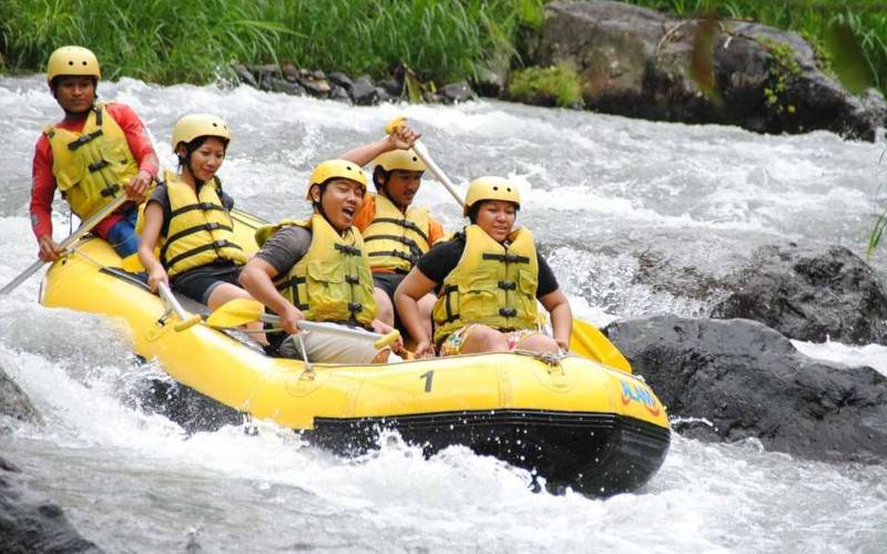 সিকিম ও দার্জিলিং-এর তিস্তা নদীতে রাফটিং