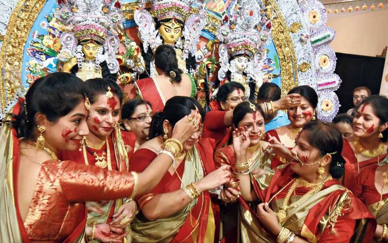 দূর্গাপূজায় কলকাতা ভ্রমণ: এক অপূর্ব অভিজ্ঞতা 4 সিঁদুর খেলা ও বিসর্জন