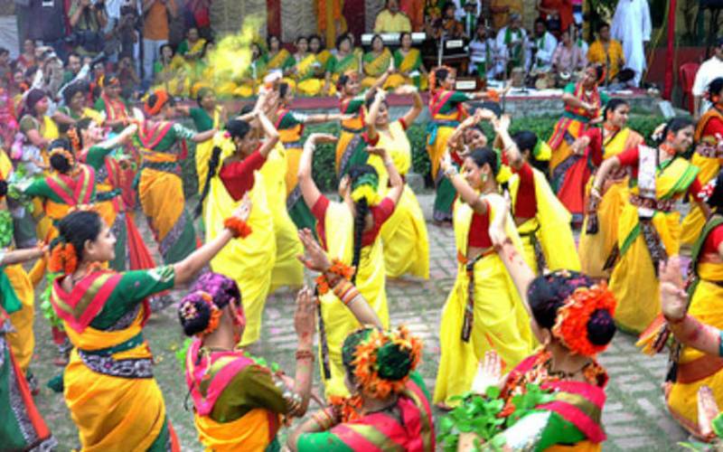 দোল পূর্ণিমা: হোলি উৎসবে সপরিবারে ভ্রমণের বিস্তারিত গাইড